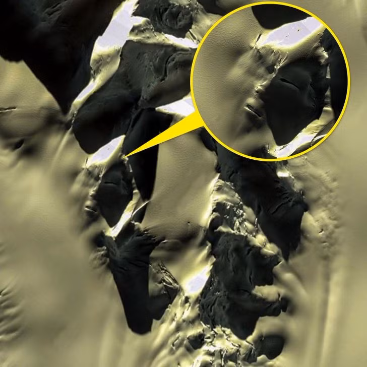 3. Khuôn mặt bí ẩn ở Nam Cực: Vệ tinh Google Maps đã chụp được hình ảnh trên trên một ngọn núi ở Nam Cực. Ban đầu, nhiều người cho rằng đây là bằng chứng về sự tồn tại của người ngoài hành tinh.