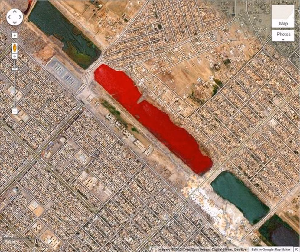 4. Hồ máu ở Iraq: Có ai ngờ được rằng một vùng nước đỏ những tưởng chỉ có trong các bộ phim khoa học viễn tưởng lại hiển hiện ngay trên Google Earth ở tọa độ 33.396157° vĩ Bắc, 44.486926° kinh Đông, ở ngoại ô thành phố Sadr, Iraq.