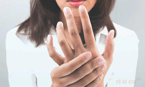 Cảm giác này khiến cơ thể thực hiện động tác gãi ngứa nhằm “đánh đuổi” ký sinh trùng. Cảm giác kiến bò trên da cũng tương tự như thỉnh thoảng con người cảm thấy buồn nôn, như một cách để “đẩy” những thứ không phù hợp ra khỏi cơ thể. Tiến sĩ cũng cho biết, phải mất hàng nghìn năm tiến hóa, cơ thể người mới hình thành được những phản xạ này.