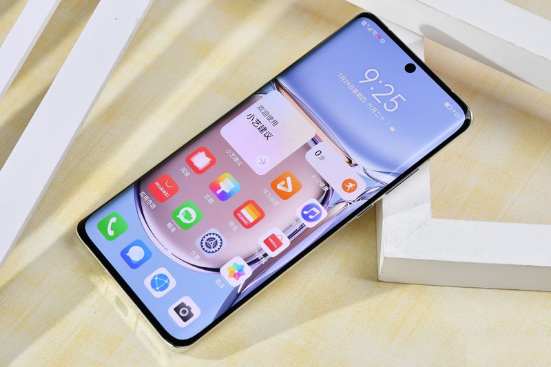 P50 Pro được trang bị tấm nền màn hình OLED 1 tỷ màu với kích thước 6,6 inch, độ phân giải 2.700x1.224 pixel với mật độ điểm ảnh 450 ppi.