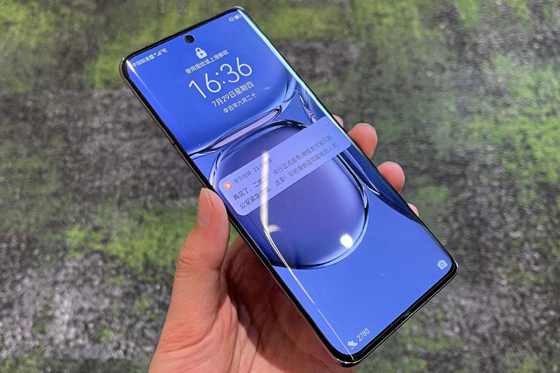 Màn hình này có tần số quét 120 Hz, thiết kế cong 2 cạnh viền.