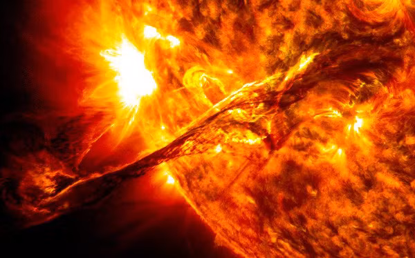 Những cơn gió này có thể ảnh hưởng đến bề mặt hành tinh trong vài ngày và làm gián đoạn lưới điện cũng như các hoạt động của vệ tinh. Bên cạnh những hậu quả tiêu cực này, gió Mặt Trời cũng có thể gây ra cực quang gần các cực.