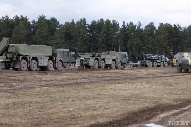 Polonez là tổ hợp pháo phản lực phóng loạt dẫn đường cỡ 300 mm. Tầm bắn của đạn Polonez có thể đạt trên 200km, với độc chính xác cực cao nhờ hiệu chỉnh đường bay thông qua GPS.