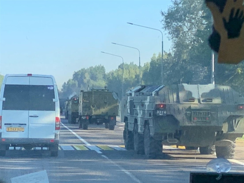 Trong khi đó, Tochka-U là tổ hợp tên lửa đạn đạo chiến thuật, được thiết kế để triển khai trong đội hình lục quân. Đạn của tổ hợp này có thể dùng cho nhiệm vụ tấn công chính xác nhằm vào sở chỉ huy, kho tàng, sân bay và nơi tập trung binh lính của đối phương.