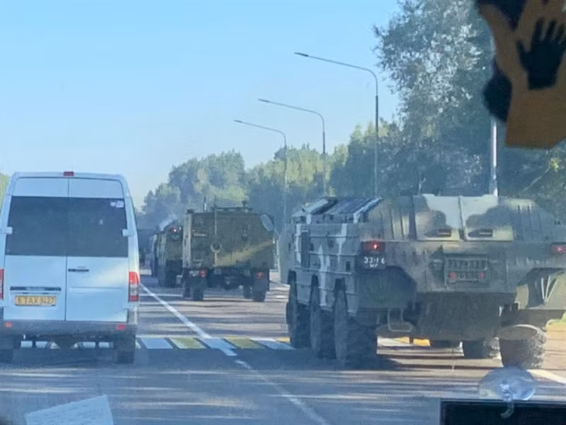 Trong khi đó, Tochka-U là tổ hợp tên lửa đạn đạo chiến thuật, được thiết kế để triển khai trong đội hình lục quân. Đạn của tổ hợp này có thể dùng cho nhiệm vụ tấn công chính xác nhằm vào sở chỉ huy, kho tàng, sân bay và nơi tập trung binh lính của đối phương.