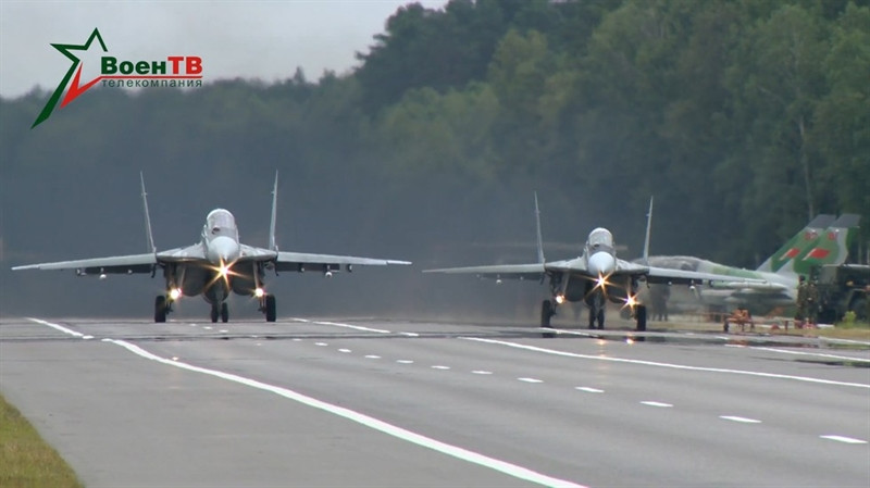 Theo thông báo của Bộ Quốc phòng Belarus, chiến đấu cơ và máy bay quân sự khác của nước này đã bắt đầu thực hiện những chuyến bay tuần tra dọc biên giới. Ngoài ra, các máy bay An-26, Yak-130, Su-30SM còn thực hiện những chuyến bay huấn luyện kiểu chiến đấu.