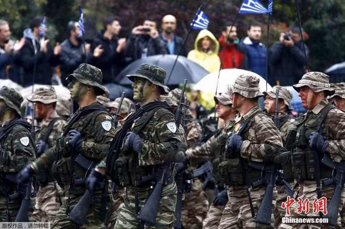 Quân đội Hy Lạp đã chuyển sang trạng thái báo động cao, toàn bộ sĩ quan hải quân và không quân đang đi nghỉ được lệnh về đơn vị trực chiến. Athens tuyên bố các hòn đảo của mình, dù nhỏ đến đâu, đều có thềm lục địa riêng.