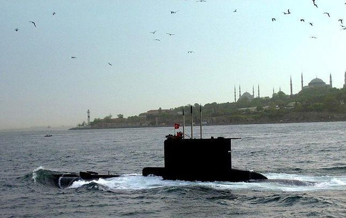 Trên mỗi biến thể, tùy theo yêu cầu của khách hàng, tàu ngầm có sự thay đổi về động cơ, hệ thống điện tử, vũ khí.