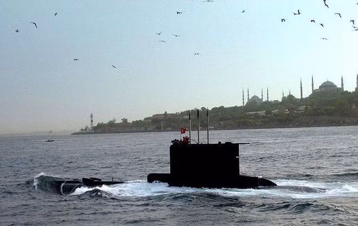 Trên mỗi biến thể, tùy theo yêu cầu của khách hàng, tàu ngầm có sự thay đổi về động cơ, hệ thống điện tử, vũ khí.