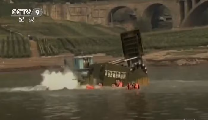 Hình ảnh xe bọc thép lội nước ZTD-05 mà Trung Quốc tự hào phát triển trong những năm gần đây chìm nghỉm trên sông khiến cho không ít người lo lắng cho số phận của kíp lái. Mới đây một xe bọc thép lội nước của Mỹ cũng bị chìm trên biển khiến cho nhiều binh sĩ thương vong.