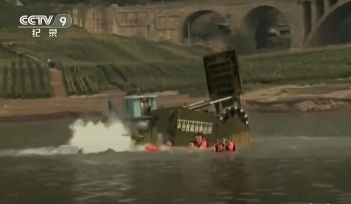 Hình ảnh xe bọc thép lội nước ZTD-05 mà Trung Quốc tự hào phát triển trong những năm gần đây chìm nghỉm trên sông khiến cho không ít người lo lắng cho số phận của kíp lái. Mới đây một xe bọc thép lội nước của Mỹ cũng bị chìm trên biển khiến cho nhiều binh sĩ thương vong.