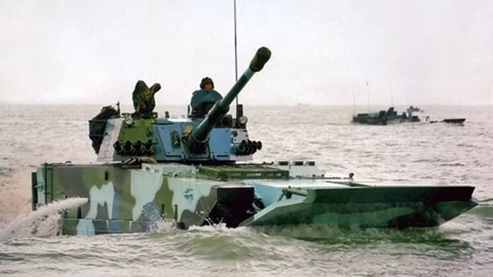 Được trang bị cho lực lượng Hải quân đánh bộ Trung Quốc cũng như lục quân, xe tăng lội nước ZTD-05 này không những làm nhiệm vụ chở quân, nó còn làm nhiệm vụ yểm trợ hỏa lực cho bộ binh đánh sâu vào đất liền.