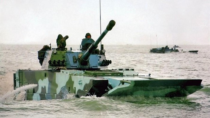 Được trang bị cho lực lượng Hải quân đánh bộ Trung Quốc cũng như lục quân, xe tăng lội nước ZTD-05 này không những làm nhiệm vụ chở quân, nó còn làm nhiệm vụ yểm trợ hỏa lực cho bộ binh đánh sâu vào đất liền.