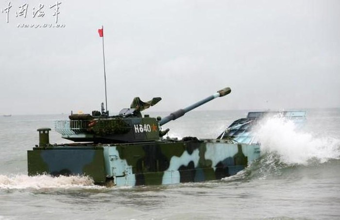 Pháo 105mm này được quảng cáo là có thể khai hỏa mục tiêu ngay cả khi đang bơi, có được điều này là do nó được trang bị hệ thống điều khiển hỏa lực có máy tính đường đạn.