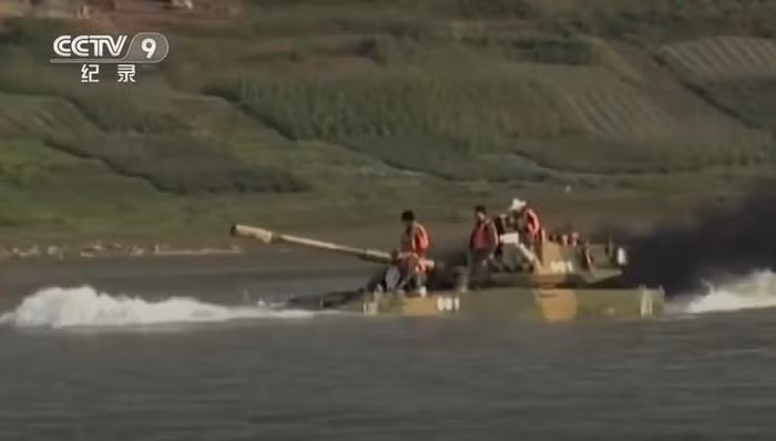 Chiếc xe chúi đầu xuống nước rồi chìm dần, khiến những người trên xe phải nhanh chóng nhảy xuống nước rồi bơi đi. Đoạn clip được đăng tải trên YouTube vào ngày 15/8, nhưng không ghi rõ vụ việc diễn ra.