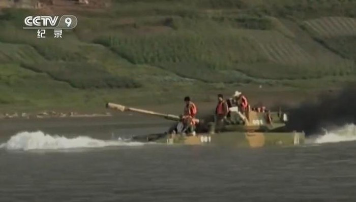 Chiếc xe chúi đầu xuống nước rồi chìm dần, khiến những người trên xe phải nhanh chóng nhảy xuống nước rồi bơi đi. Đoạn clip được đăng tải trên YouTube vào ngày 15/8, nhưng không ghi rõ vụ việc diễn ra.