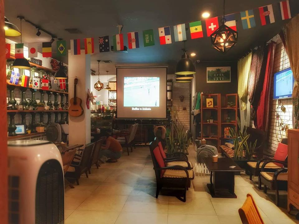 Những lá quốc kỳ phiên bản nhỏ của các nước tham dự World Cup được treo khắp nơi. Ảnh: Trần Thúy An.