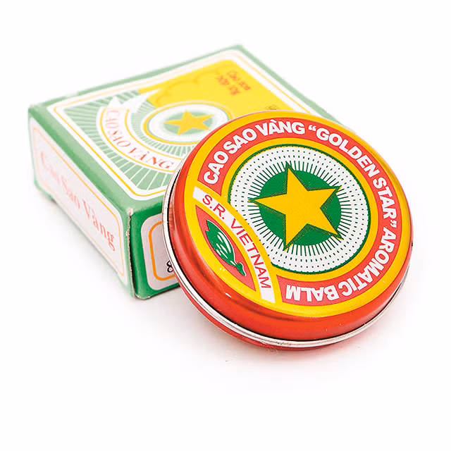 2. Cao Sao Vàng Cao Sao Vàng - thương hiệu Việt nổi tiếng không chỉ ở trong nước mà cả Liên Xô và các nước Đông Âu từ những năm 60 - 70 của thế kỷ trước. Hộp cao Sao Vàng “thần thánh” với người Việt Nam dường như trị được bách bệnh. Nhưng sau khi Liên Xô sụp đổ, đất nước mở cửa, cao Sao Vàng gặp khó với các loại dầu gió, dầu cao và các loại sản phẩm chăm sóc sức khỏe nhập ngoại. Mặc dù vậy, thời gian gần đây, sản phẩm này được rao bán nhiều trên các trang bán hàng nước ngoài với giá siêu đắt. Ảnh: Nhân dân. 2. Cao Sao Vàng Cao Sao Vàng - thương hiệu Việt nổi tiếng không chỉ ở trong nước mà cả Liên Xô và các nước Đông Âu từ những năm 60 - 70 của thế kỷ trước. Hộp cao Sao Vàng “thần thánh” với người Việt Nam dường như trị được bách bệnh. Nhưng sau khi Liên Xô sụp đổ, đất nước mở cửa, cao Sao Vàng gặp khó với các loại dầu gió, dầu cao và các loại sản phẩm chăm sóc sức khỏe nhập ngoại. Mặc dù vậy, thời gian gần đây, sản phẩm này được rao bán nhiều trên các trang bán hàng nước ngoài với giá siêu đắt. Ảnh: Nhân dân.