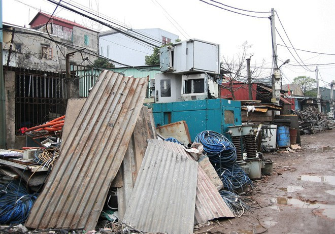 Ngoài ra, còn có nhiều loại bị cấm mua bán, cấm mổ xẻ như: Bom đạn, mìn, đầu đạn, súng ống... sót lại từ chiến tranh. Tuy nhiên, do lợi nhuận cao nên nhiều người dân vẫn bất chấp thu mua. Ảnh: Thời đại.