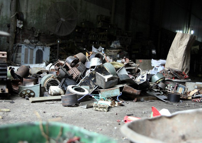 Rất nhiều vật dụng gây nổ, cháy khác cũng được thu gom về khiến ai chứng kiến cũng phải e ngại. Ảnh: Thời đại.