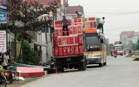 Mỗi chuyến phế liệu từ Lào về lại được tập kết ở các đại lý của Diễn Hồng (xã cạnh đó). Sau công đoạn qua phân loại, tái chế phế liệu được đưa trở lại Lào bán với giá cao. Dần dần, Diễn Tháp phất lên nhanh chóng và trở thành một trong những xã giàu nhất tỉnh Nghệ An. Ảnh: Đất Việt.