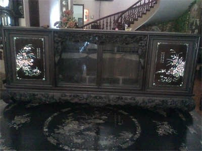 Đến nhà ai trên đất Hải Minh cũng có thể vấp vào đồ cổ. Những chiếc tủ chè tiền tỷ, khảm ốc già, ngả xanh hoa lý hay vàng chanh khi có ánh sáng chiếu hay chiếc sập gụ đen thẫm, bóng loáng quang dầu bao thế hệ. Ngoài ra là cơ man câu đối, cuốn thư lóng lánh sắc vàng mười, các sắc phong còn nguyên dấu triện và các kiểu đồng hồ lên giây cót ODO 36/10 hay đồng hồ tủ cao to lừng lững gần chạm mái... Ảnh: dogohaiminh.com.