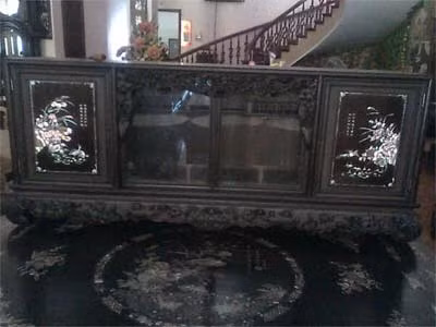 Đến nhà ai trên đất Hải Minh cũng có thể vấp vào đồ cổ. Những chiếc tủ chè tiền tỷ, khảm ốc già, ngả xanh hoa lý hay vàng chanh khi có ánh sáng chiếu hay chiếc sập gụ đen thẫm, bóng loáng quang dầu bao thế hệ. Ngoài ra là cơ man câu đối, cuốn thư lóng lánh sắc vàng mười, các sắc phong còn nguyên dấu triện và các kiểu đồng hồ lên giây cót ODO 36/10 hay đồng hồ tủ cao to lừng lững gần chạm mái... Ảnh: dogohaiminh.com.