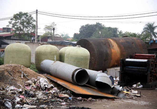 Tuy vậy, không thể không công nhận rằng, nhờ những đồ phế thải, bỏ đi này mà ngôi làng Quan Độ đã có đến hàng trăm đại gia. Ảnh: Thời đại.