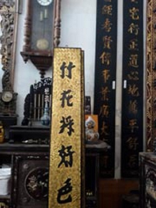 Sập gụ, tủ chè, đồng hồ côn... những thứ tưởng đã lỗi thời nhưng coi chừng, đụng vào sẽ "bỏng tay" vì giá đắt. Ảnh: CSTC.