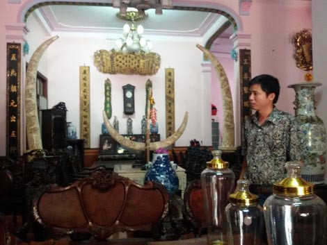  3. Làng đồng nát “quý tộc” xã Hải Minh Xã Hải Minh, Hải Hậu, Nam Định vốn nổi tiếng với nghề chế tác gỗ mỹ nghệ thủ công hàng chục năm nay, nhưng ít ai biết rằng, Hải Minh còn là một trung tâm đồ cổ nổi tiếng của cả nước. Trong mỗi chuyến đi "săn" đồng nát, chỉ từ một món đồ cũ mà dân trong nghề tinh mắt mới thấy được, họ có thể mua về và bán lãi hàng trăm triệu đồng. Cũng từ chuyện một vốn trăm lời đó, ở Hải Minh sinh ra một đội ngũ có tên gọi "làng đồng nát quý tộc"... Ảnh: CSTC.