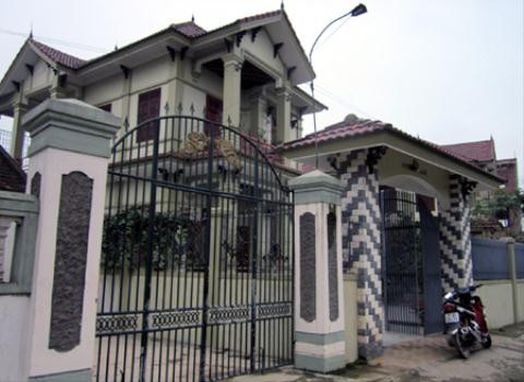 Thời gian sau, khi phế liệu trong nước dần khan hiếm hơn, họ lại lân ra sang tận Lào để thu mua. Lúc đó, giá phế liệu tại Lào vô cùng thấp, thế là người dân trong xã lại ồ ạt kéo nhau sang nước bạn. Lúc đầu là đi xe máy, rồi lên gửi xe khách, tiếp đó là mua ôtô riêng. Ảnh: Đất Việt.