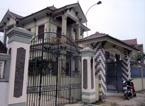 Thời gian sau, khi phế liệu trong nước dần khan hiếm hơn, họ lại lân ra sang tận Lào để thu mua. Lúc đó, giá phế liệu tại Lào vô cùng thấp, thế là người dân trong xã lại ồ ạt kéo nhau sang nước bạn. Lúc đầu là đi xe máy, rồi lên gửi xe khách, tiếp đó là mua ôtô riêng. Ảnh: Đất Việt.