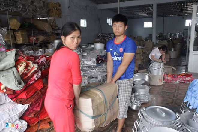 Thời điểm đó cả làng đi buôn đồng nát và thu mua đủ thứ như đưa xoong nồi đi đổi đồng nát, buôn lông vịt, dép nhựa hỏng, bao bì, chai lọ… Cứ hễ cái nào mua được, bán được là họ buôn hết. Cũng từ đó Diễn Tháp còn có tên gọi khác là "Làng phế liệu". Ảnh: Zing.