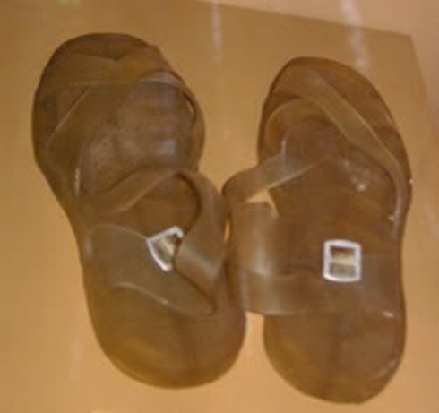 10. Dép Tiền Phong Dép nhựa Tiền Phong thịnh hành, làm mưa làm gió trên thị trường hàng tiêu dùng trong nước từ cuối những năm 80 đến nửa đầu những năm 90 của thế kỷ trước. Đó là đôi dép màu trắng trong, có quai chéo phía trước, có khuy bằng nhôm cài quai đục lỗ phía sau, nhìn đơn giản nhưng khá... sành điệu. Ảnh: tuhaohangviet2017.vn. 10. Dép Tiền Phong Dép nhựa Tiền Phong thịnh hành, làm mưa làm gió trên thị trường hàng tiêu dùng trong nước từ cuối những năm 80 đến nửa đầu những năm 90 của thế kỷ trước. Đó là đôi dép màu trắng trong, có quai chéo phía trước, có khuy bằng nhôm cài quai đục lỗ phía sau, nhìn đơn giản nhưng khá... sành điệu. Ảnh: tuhaohangviet2017.vn.