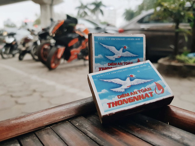 6. Diêm Thống Nhất Trong thập niên 70-80 của thế kỳ trước, Diêm Thống Nhất từng được coi là niềm tự hào của ngành công nghiệp nhẹ và sản phẩm diêm Thống Nhất chiếm lĩnh gần như 100% thị phần đánh lửa tại Việt Nam. Tuy nhiên, sản phẩm diêm ngày càng ít được sử dụng, khi các công cụ đánh lửa hiện đại xuất hiện. Ảnh: Zing. 6. Diêm Thống Nhất Trong thập niên 70-80 của thế kỳ trước, Diêm Thống Nhất từng được coi là niềm tự hào của ngành công nghiệp nhẹ và sản phẩm diêm Thống Nhất chiếm lĩnh gần như 100% thị phần đánh lửa tại Việt Nam. Tuy nhiên, sản phẩm diêm ngày càng ít được sử dụng, khi các công cụ đánh lửa hiện đại xuất hiện. Ảnh: Zing.