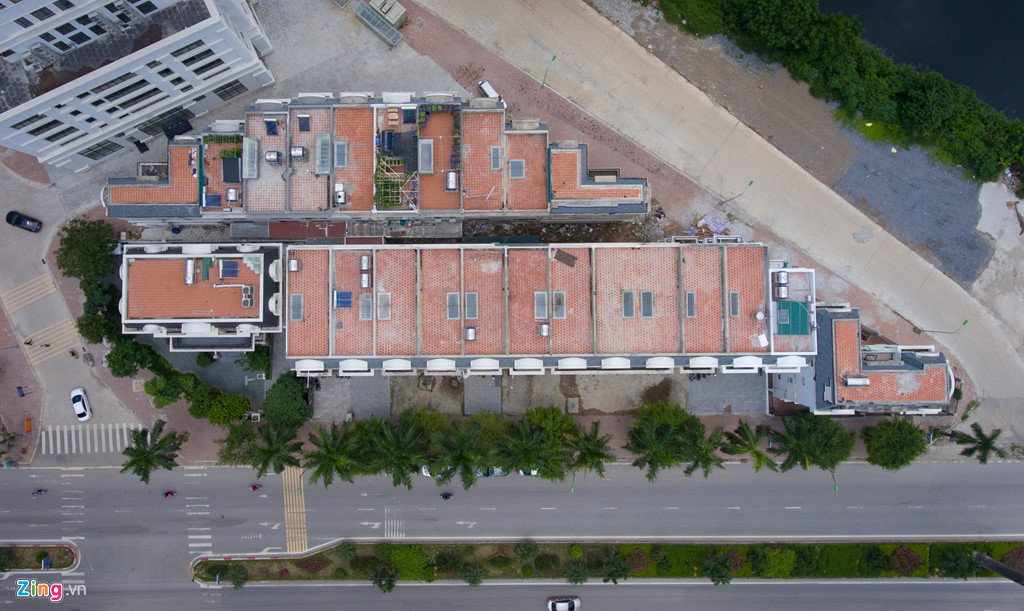 Khu biệt thự liền kề một mặt nhìn ra trục đường Phúc La - Văn Phú, một trong những trục đường huyết mạch của quận Hà Đông. Ở thời điểm mở bán, các biệt thự loại diện tích 65 – 70 – 72 – 82m2 - 82.5 m2 mặt tiền đường Xa La từ 80 triệu/m2, căn mặt trong khoảng 50 triệu/m2.