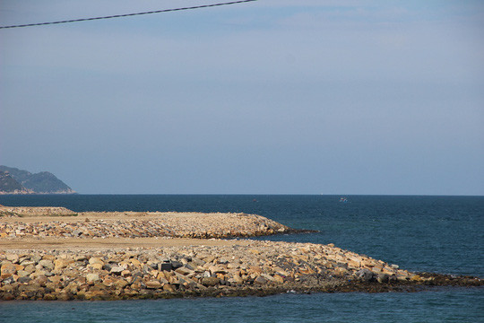 Theo Vietnamnet, dự án Khu du lịch Champarama được phép thực hiện tại khu vực ven biển Bãi Tiên, diện tích 44 héc ta, tổng vốn đầu tư khoảng 1.200 tỷ đồng, thời gian thuê đất là 50 năm kể từ ngày được cấp giấy chứng nhận đầu tư. Chủ đầu tư đã cho san lấp mặt biển, ngoài phạm vi cho phép. Ảnh: NLĐ.