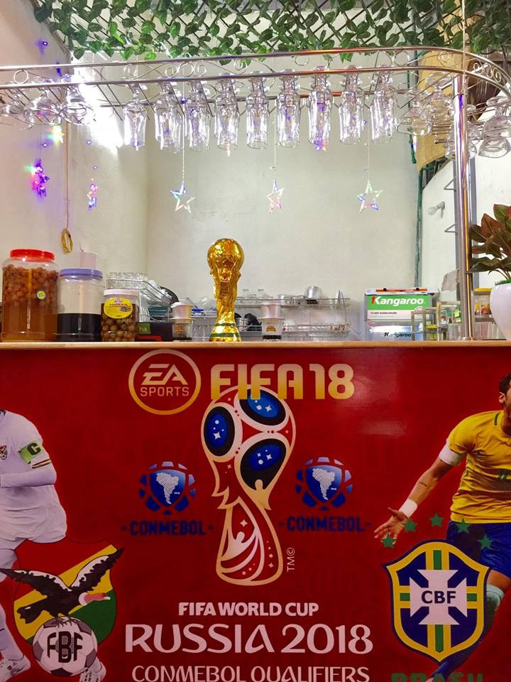 Màu sắc tươi mới của World Cup phủ kín quầy bar... Ảnh: Cuong Euro.