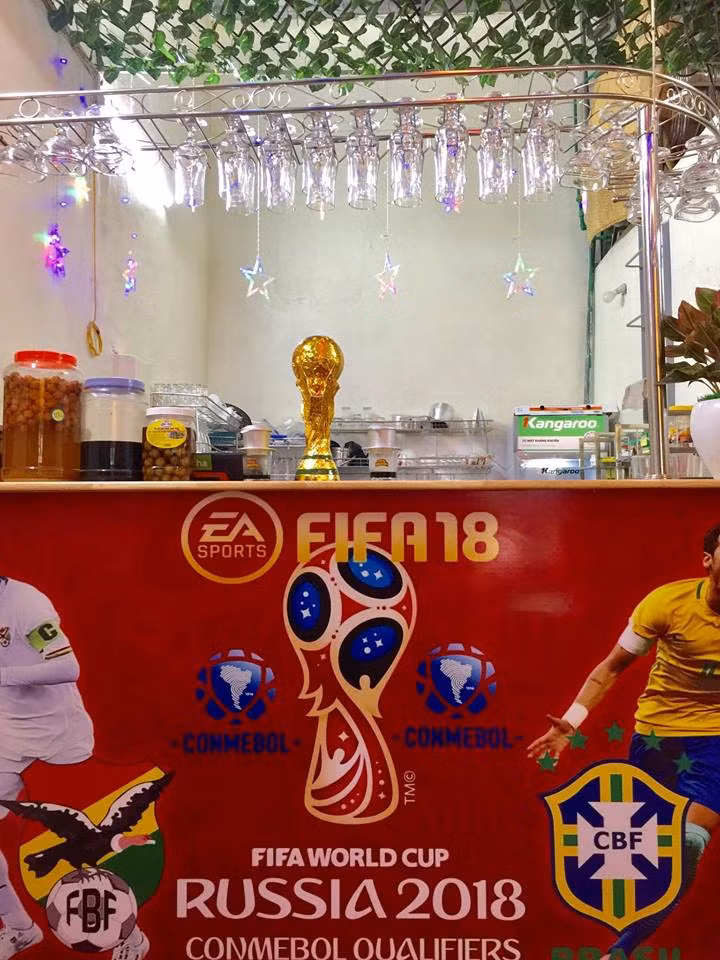 Màu sắc tươi mới của World Cup phủ kín quầy bar... Ảnh: Cuong Euro.