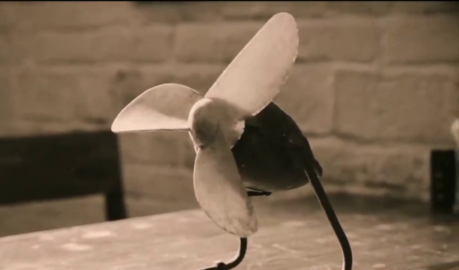 8. Quạt con cóc Thời xưa, Liên Xô có quạt "tai voi", thì Việt Nam có quạt "con cóc". Quạt do Xí nghiệp điện cơ Thống nhất sản xuất. Quạt con cóc hay còn gọi quạt 35. Bởi giá bán thời đó là 35 đồng. Tính ra đến cả nửa tháng lương của một cán bộ công chức. Chiếc quạt trở thành thứ hàng Việt có tiếng nhất thời bấy giờ. Ảnh: VTV.VN. 8. Quạt con cóc Thời xưa, Liên Xô có quạt "tai voi", thì Việt Nam có quạt "con cóc". Quạt do Xí nghiệp điện cơ Thống nhất sản xuất. Quạt con cóc hay còn gọi quạt 35. Bởi giá bán thời đó là 35 đồng. Tính ra đến cả nửa tháng lương của một cán bộ công chức. Chiếc quạt trở thành thứ hàng Việt có tiếng nhất thời bấy giờ. Ảnh: VTV.VN.