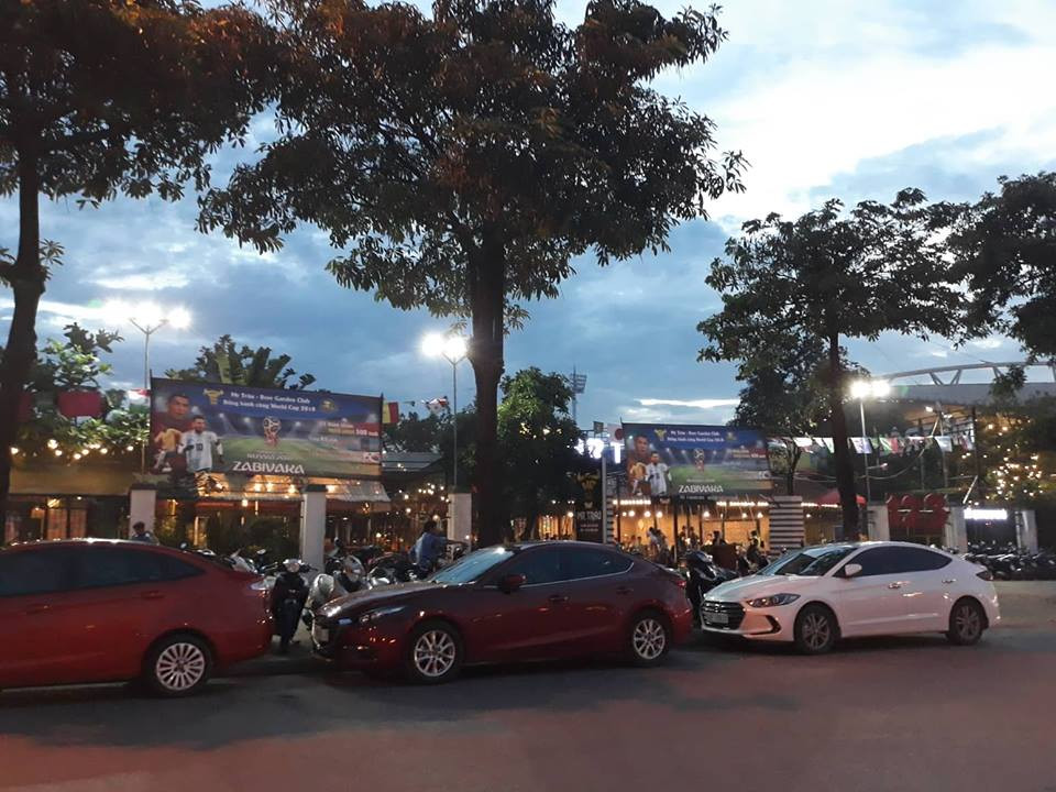 Quán nhậu trên đường Lê Đức Thọ "thay áo" mới nhân dịp World Cup 2018. Ảnh: Hồng Liên.
