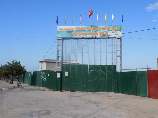 Tháng 1/2016, UBND tỉnh Khánh Hòa đã chỉ đạo ngành chức năng kiểm tra, xử phạt chủ đầu tư 130 triệu đồng đối với hành vi không thực hiện chương trình quan trắc, giám sát môi trường trong giai đoạn thi công dự án; xử phạt 70 triệu đồng đối với hành vi đổ đất lấn biển 2,3ha khi chưa được cấp phép, làm ảnh hưởng đến Danh thắng quốc gia Vịnh Nha Trang. Ảnh: TP.