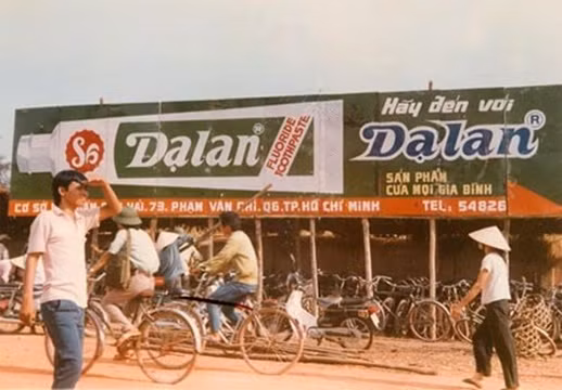 4. Kem đánh răng Dạ Lan Dạ Lan là thương hiệu Việt vang bóng một thời, được người tiêu dùng yêu thích, từng chiếm lĩnh 70% thị phần kem đánh răng nội địa những năm 1993 - 1994. Thương hiệu này được ông Trịnh Thành Nhơn bắt tay thành lập vào năm 1988 và rất nhanh chóng "làm mưa, làm gió" thị trường, đánh bật các dòng sản phẩm từ Trung Quốc. Ảnh: VTC News. 4. Kem đánh răng Dạ Lan Dạ Lan là thương hiệu Việt vang bóng một thời, được người tiêu dùng yêu thích, từng chiếm lĩnh 70% thị phần kem đánh răng nội địa những năm 1993 - 1994. Thương hiệu này được ông Trịnh Thành Nhơn bắt tay thành lập vào năm 1988 và rất nhanh chóng "làm mưa, làm gió" thị trường, đánh bật các dòng sản phẩm từ Trung Quốc. Ảnh: VTC News.