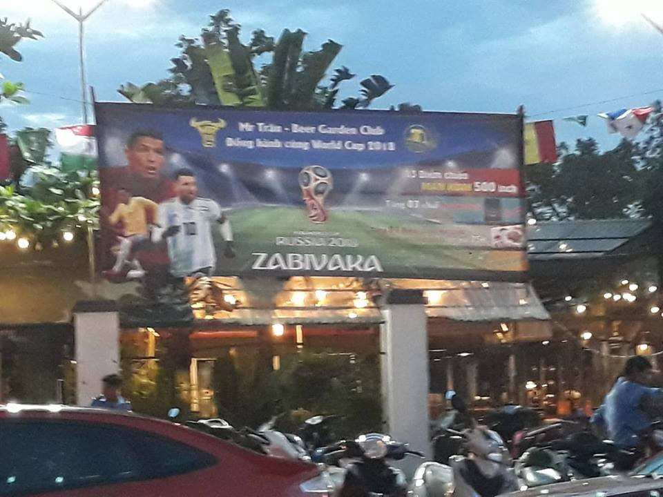 Thậm chí, quán còn tổ chức game show giữa giờ cùng nhiều khuyến mãi bằng bia để phục vụ khách. Ảnh: Hồng Liên.