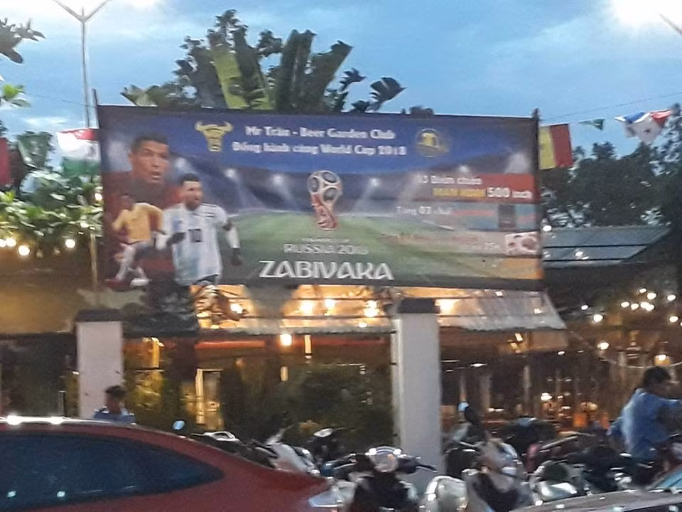 Thậm chí, quán còn tổ chức game show giữa giờ cùng nhiều khuyến mãi bằng bia để phục vụ khách. Ảnh: Hồng Liên.