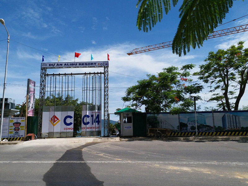  4. Dự án ALIBU Báo cáo Chính phủ về dự án ALIBU do Công ty TNHH Toàn Hưng làm chủ đầu tư, tỉnh Khánh Hoà cho biết, việc thi công dự án nằm trong ranh giới làm kè biển, chắn sóng theo Công văn số 6777 ngày 20/11/2013 của UBND tỉnh về việc đồng ý chủ trương phê duyệt dự án đầu tư kè chắn sóng và đường đi bộ, công viên phục vụ cộng đồng tại Dự án khu du lịch, dịch vụ thể thao Hồ Tiên. Ảnh: cc14.com.vn.