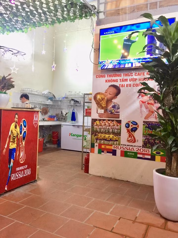 ... và tất cả các ngóc ngách của quán cà phê. Ảnh: Cuong Euro.