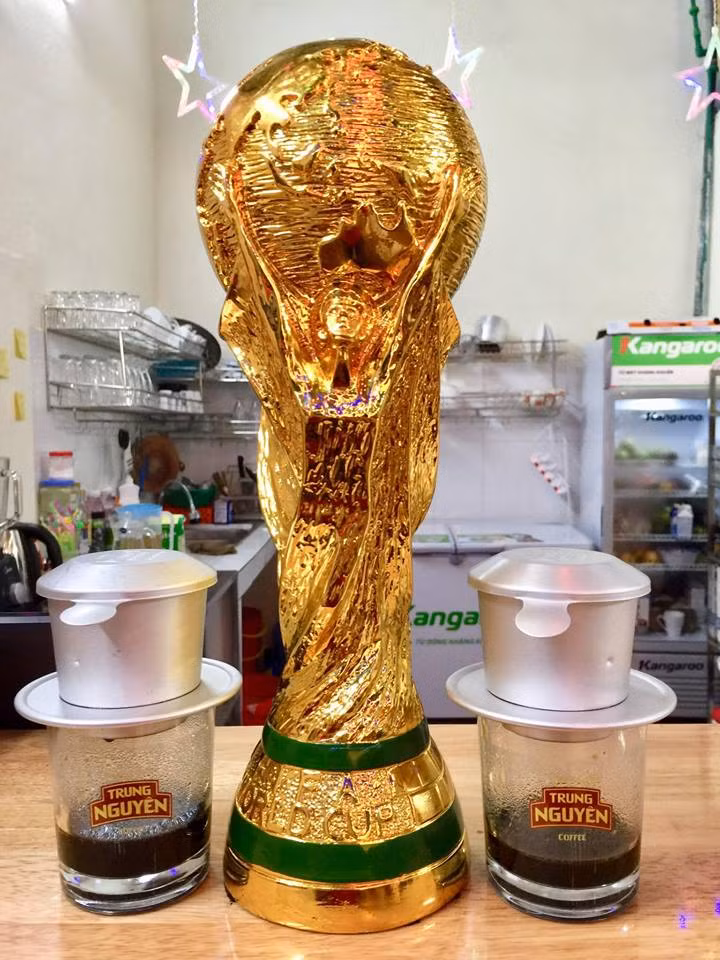 Nhiều vật dụng liên quan đến World Cup cũng được trang trí trong các quán. Ảnh: Cuong Euro.