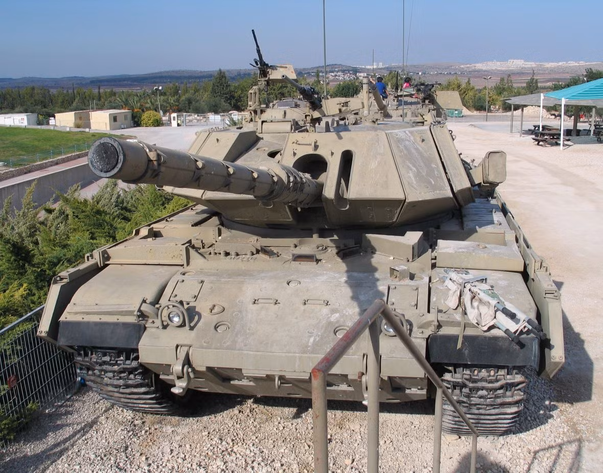 Về hỏa lực, Magach 7 trang bị pháo rãnh xoắn L7 105mm có ốp lót cách nhiệt cho nòng pháo giúp hỗ tợ pháo băn ổn định hơn. Một trong những loại đạn tuyệt mật trang bị cho pháo tăng Magach 7 là đạn xuyên động năng có guốc ốp nòng vạch đường M413 được tin tưởng rằng có khả năng xuyên giáp cực tốt.