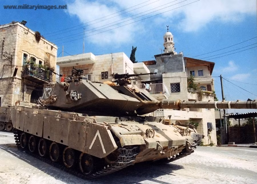 Magach 7 đượ trang bị giáp thụ động có khả năng chống lại đạn thanh xuyên động năng lẫn đạn nổ lõm chống tăng. Công nghệ chế tạo loại giáp thụ động này vẫn là tuyệt mật.